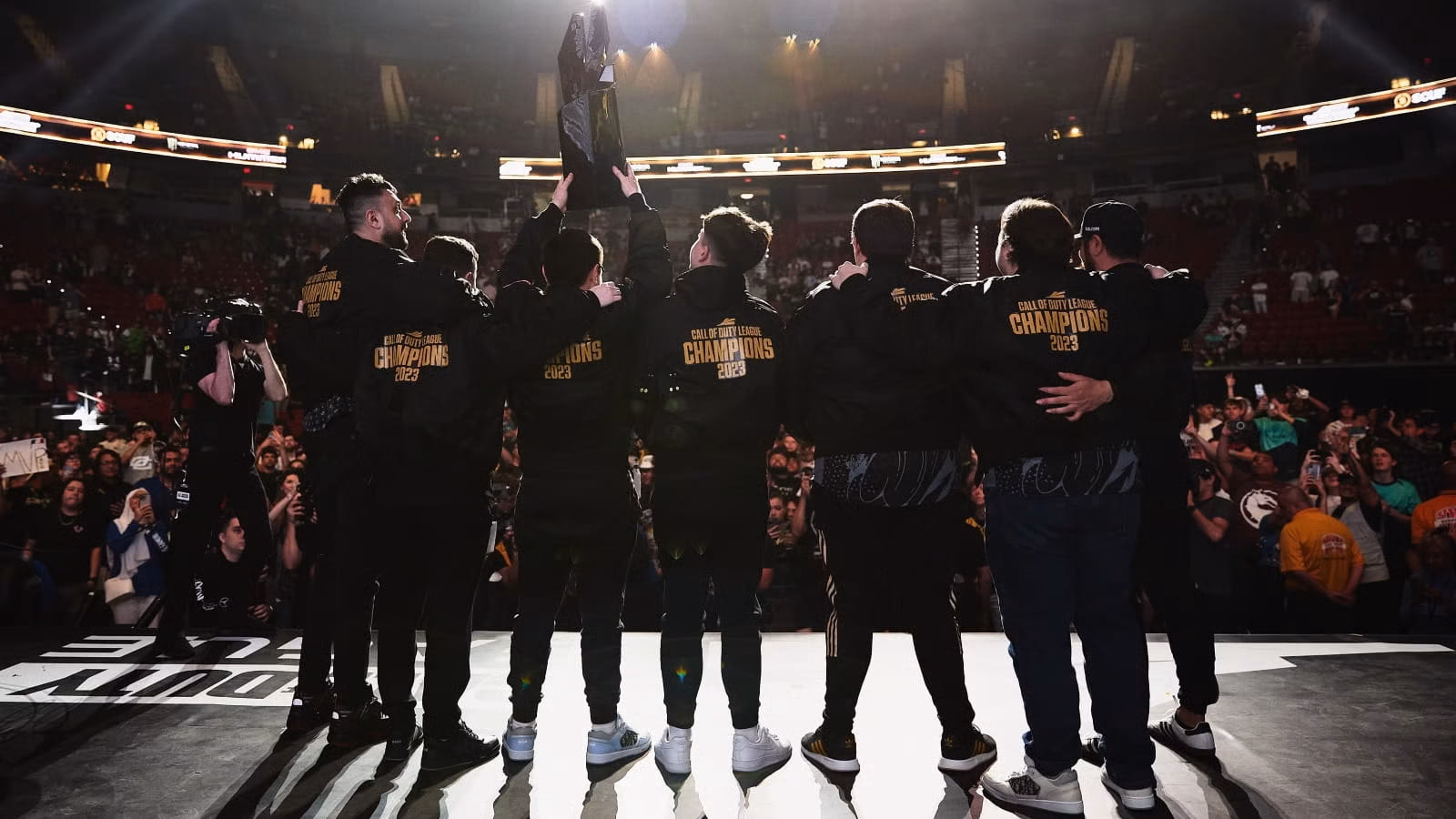 DREAL and the New York Subliners lifting the CDL World Championship trophy